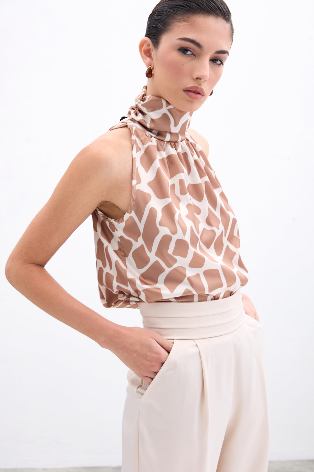 Sateen Blouse sans manches à col montant - Beige-camel