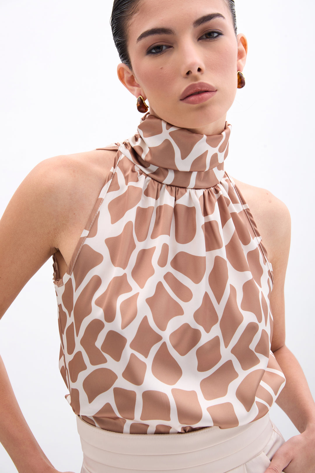 Sateen Blouse sans manches à col montant - Beige-camel