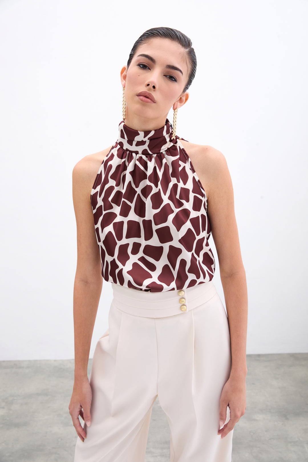 Sateen Blouse sans manches à col montant - Beige-Marron