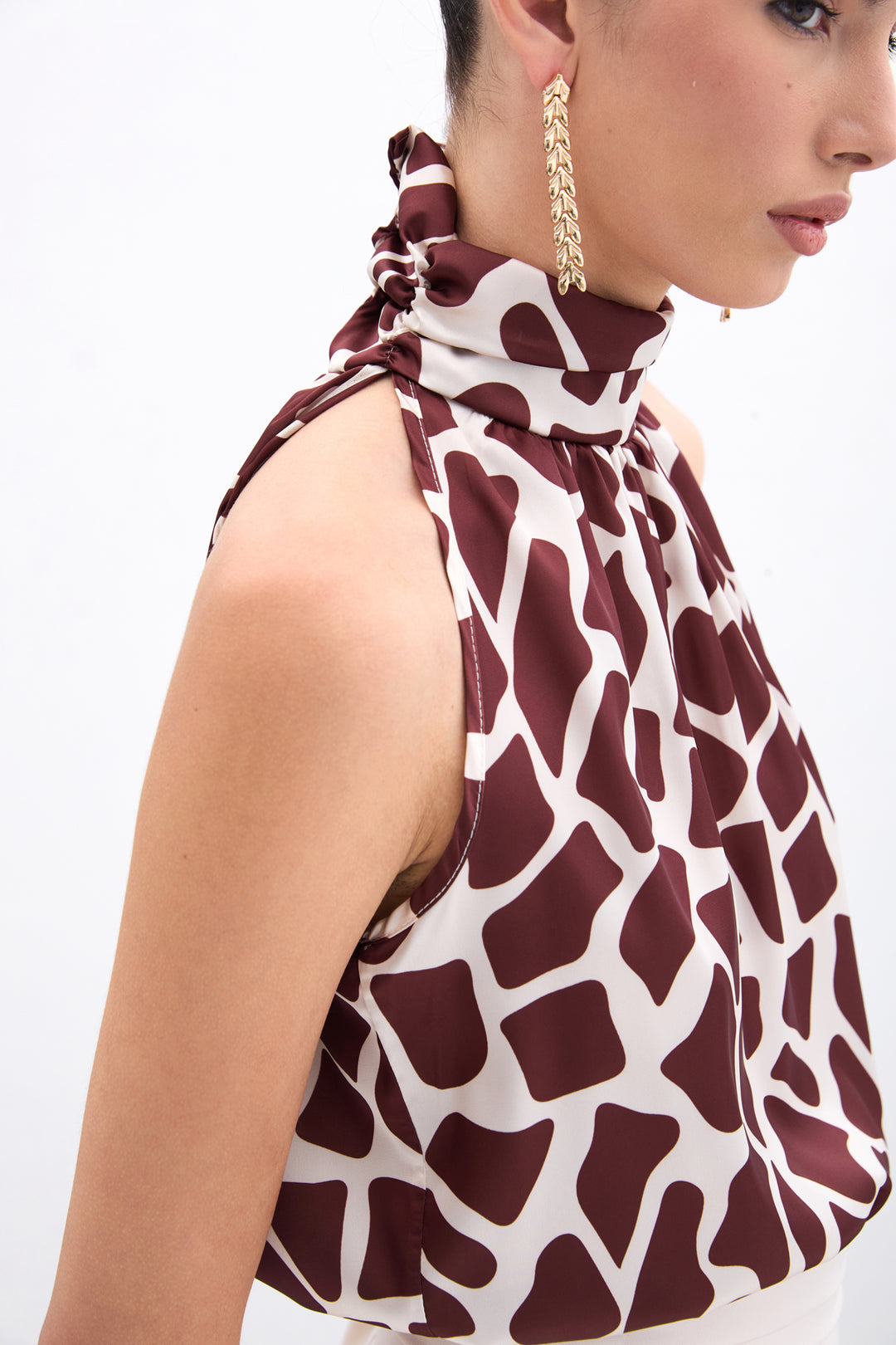 Sateen Blouse sans manches à col montant - Beige-Marron
