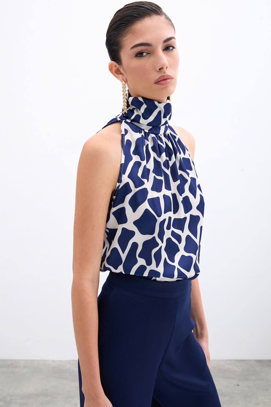 Sateen Blouse sans manches à col montant - Beige / Bleu marine