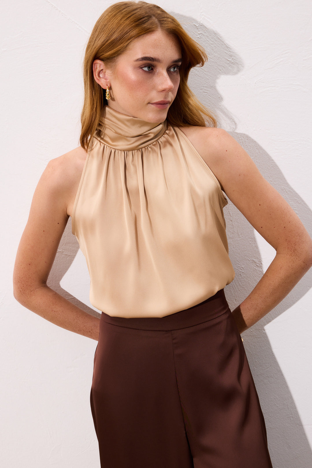 Sateen Blouse sans manches à col montant - camel