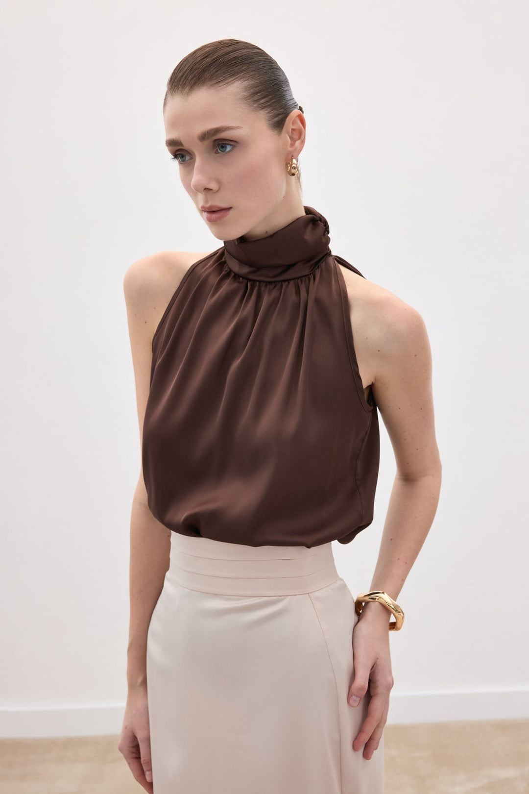Sateen Blouse sans manches à col montant - Marron