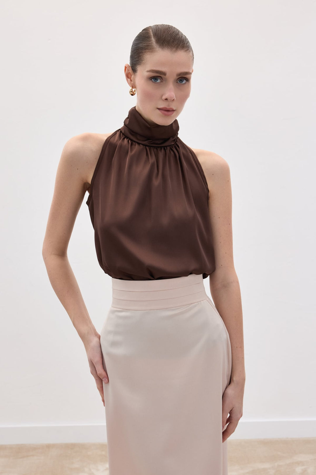 Sateen Blouse sans manches à col montant - Marron