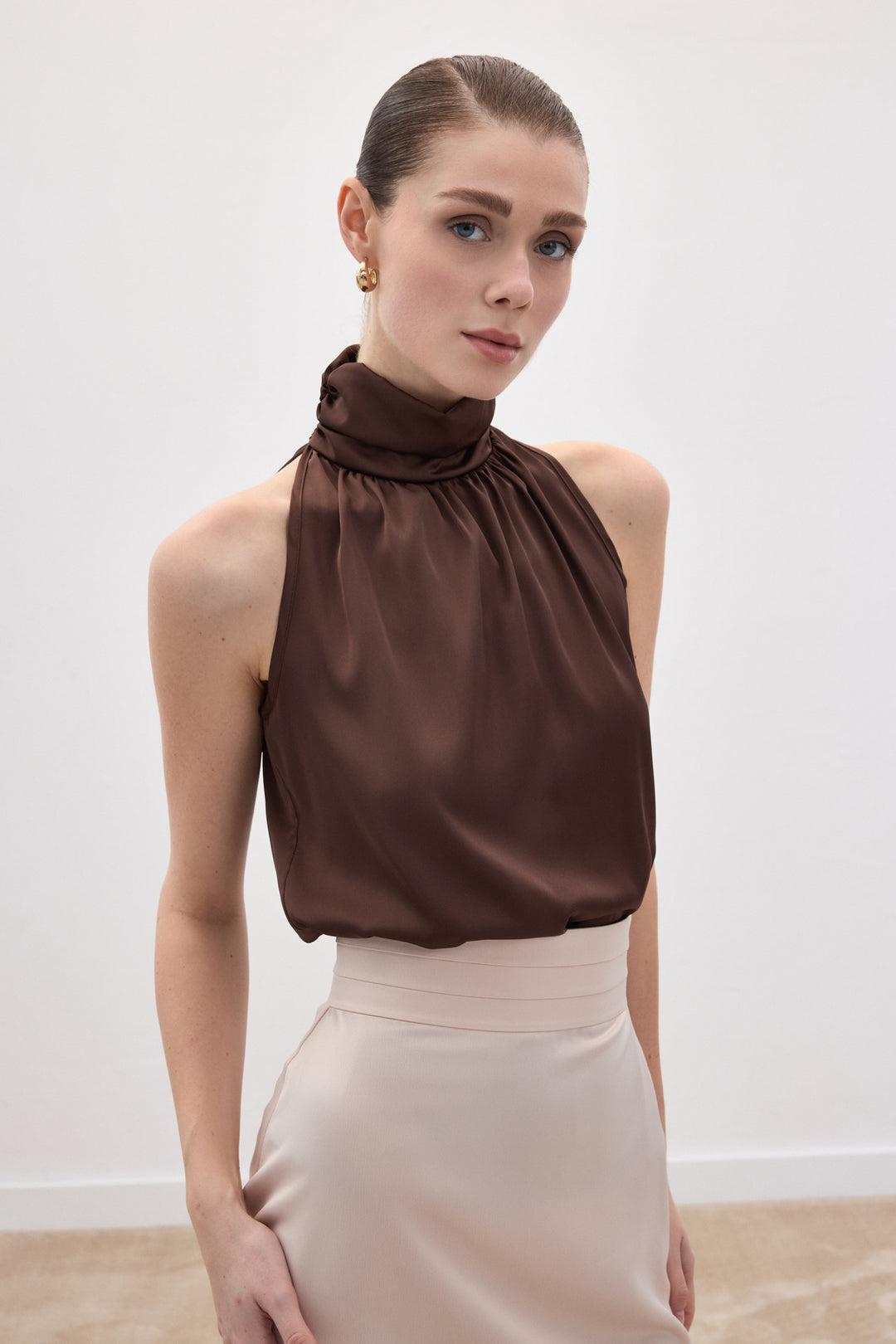 Sateen Blouse sans manches à col montant - Marron