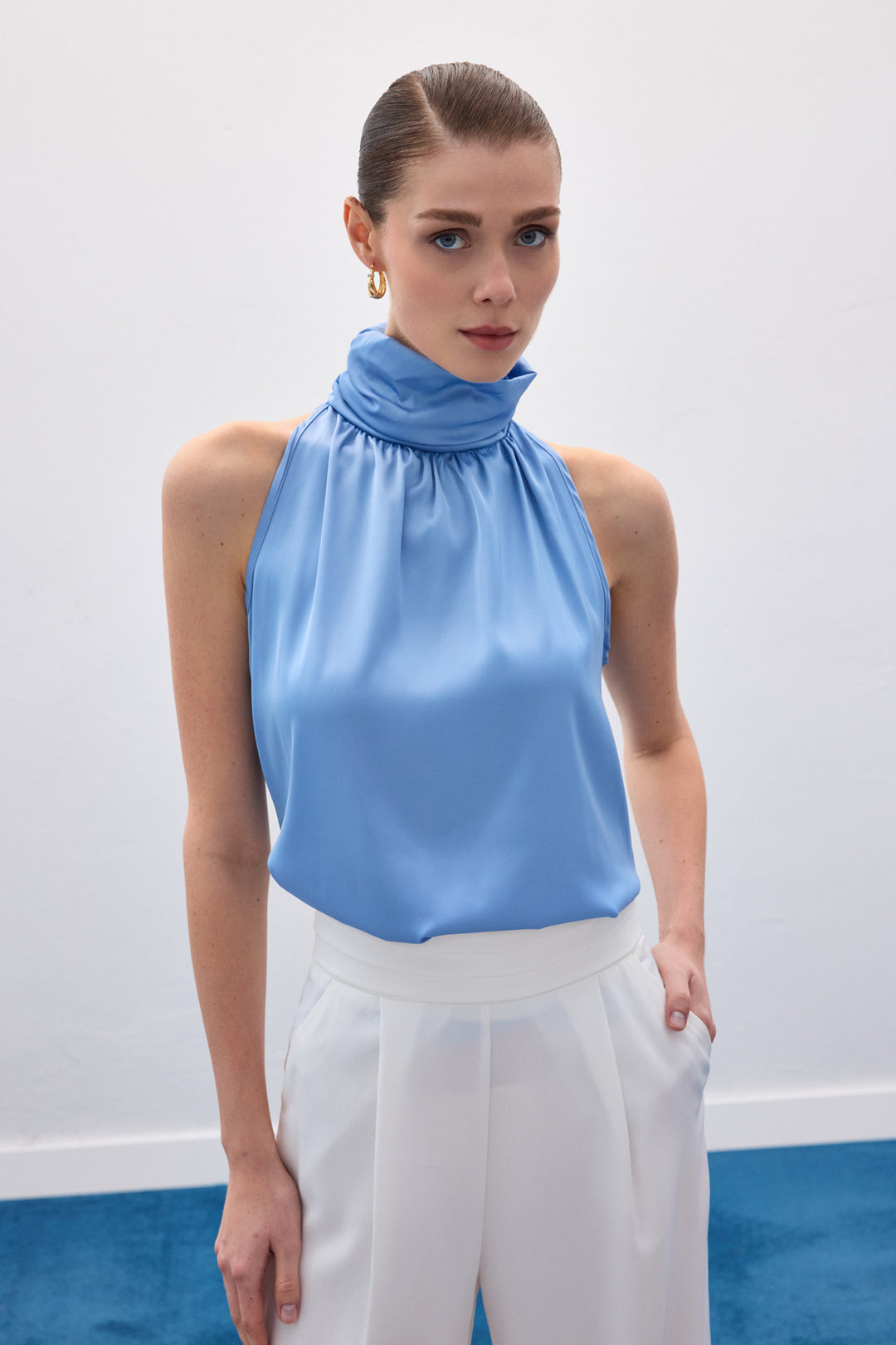 Sateen Blouse sans manches à col montant - Bleu