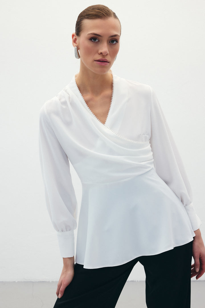 Sateen Blouse croisée avec col perlé - Écru