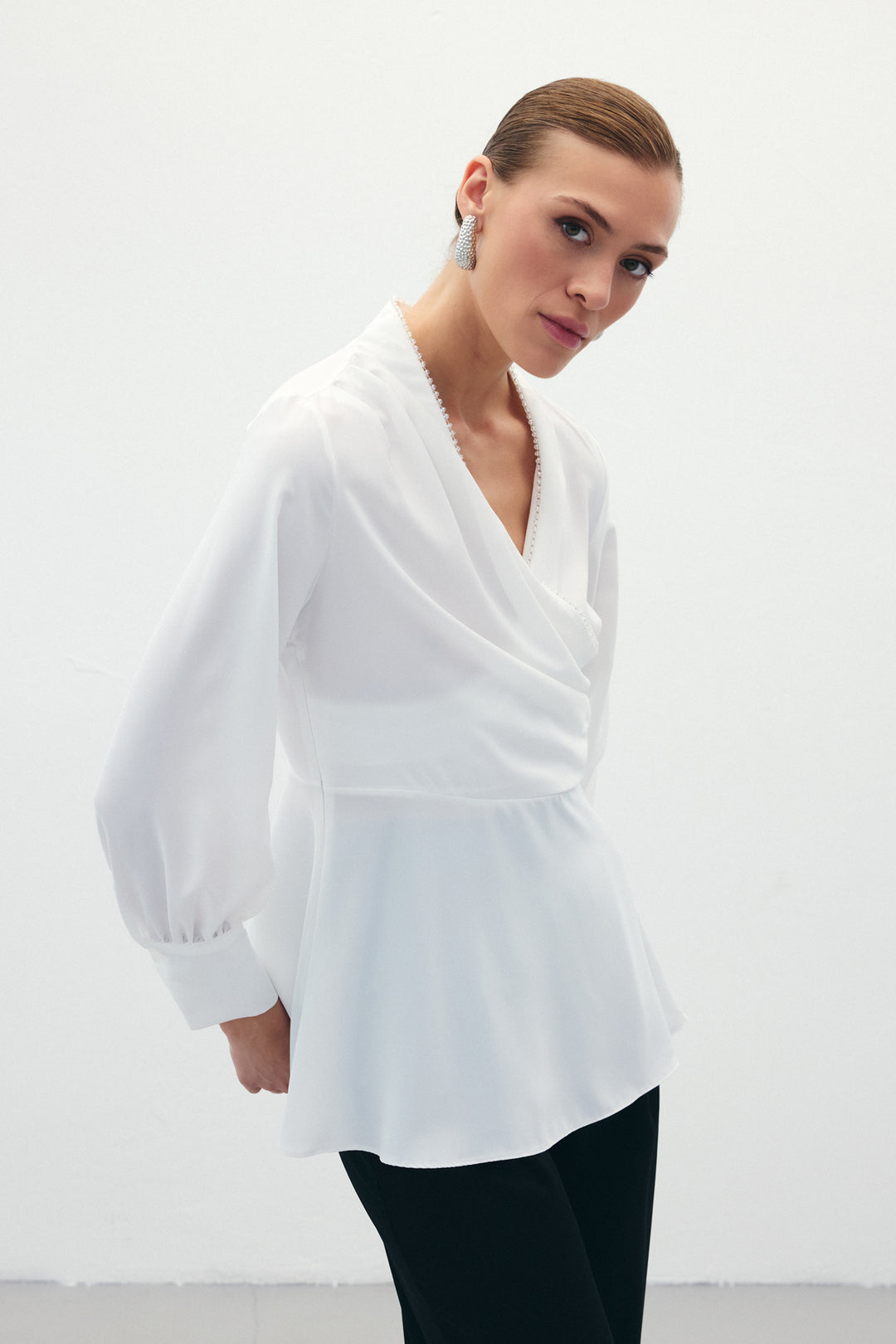 Sateen Blouse croisée avec col perlé - Écru