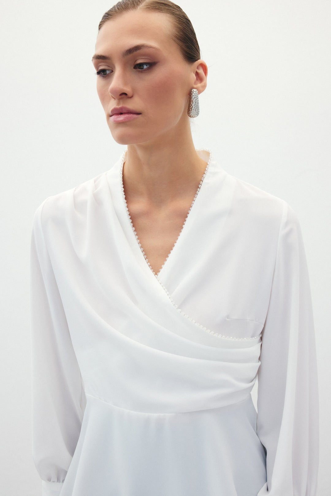 Sateen Blouse croisée avec col perlé - Écru