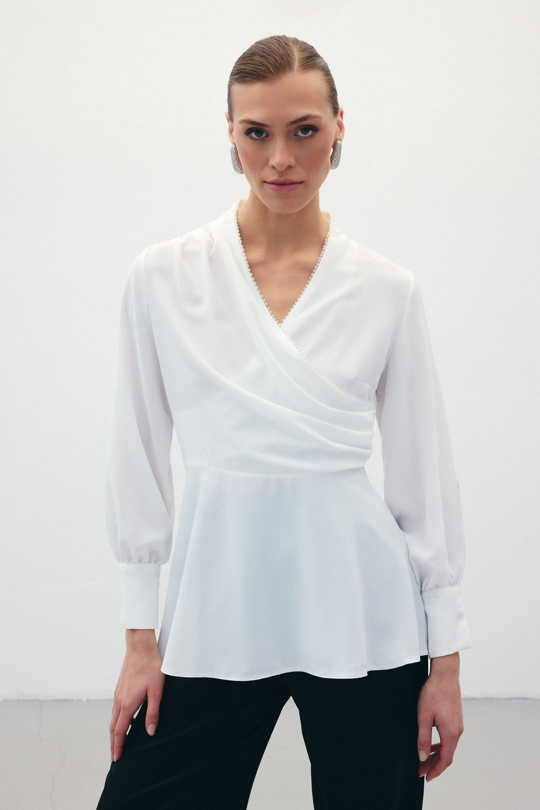 Sateen Blouse croisée avec col perlé - Écru