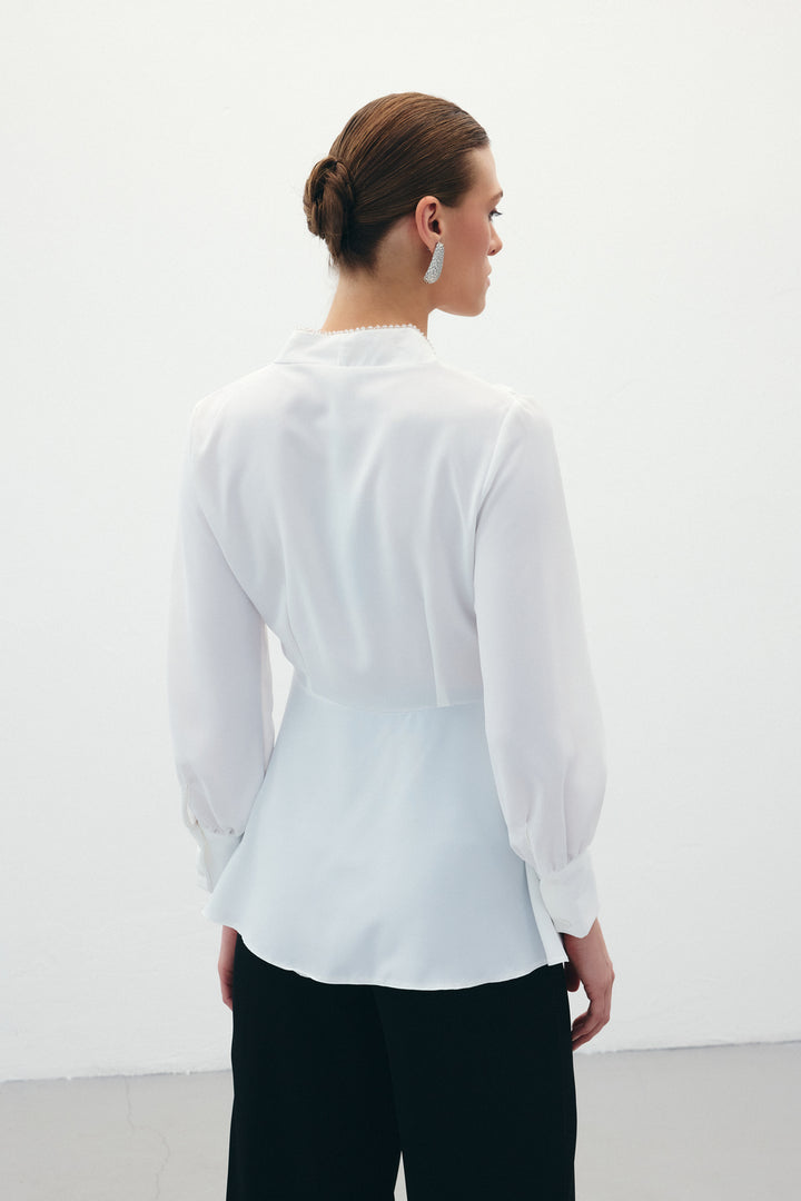 Sateen Blouse croisée avec col perlé - Écru