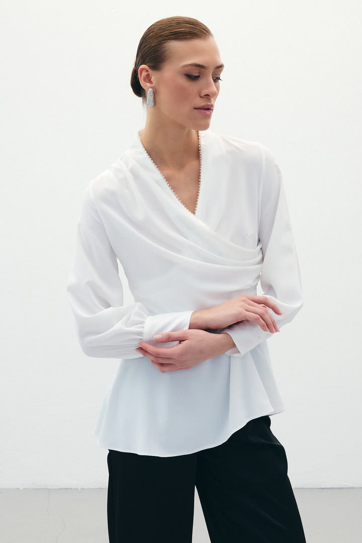Sateen Blouse croisée avec col perlé - Écru