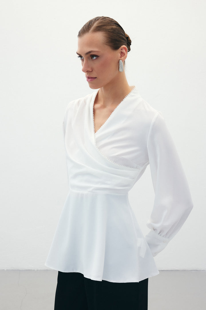 Sateen Blouse croisée avec col perlé - Écru