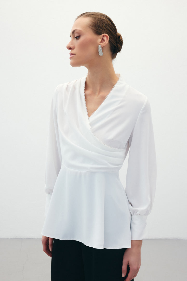 Sateen Blouse croisée avec col perlé - Écru