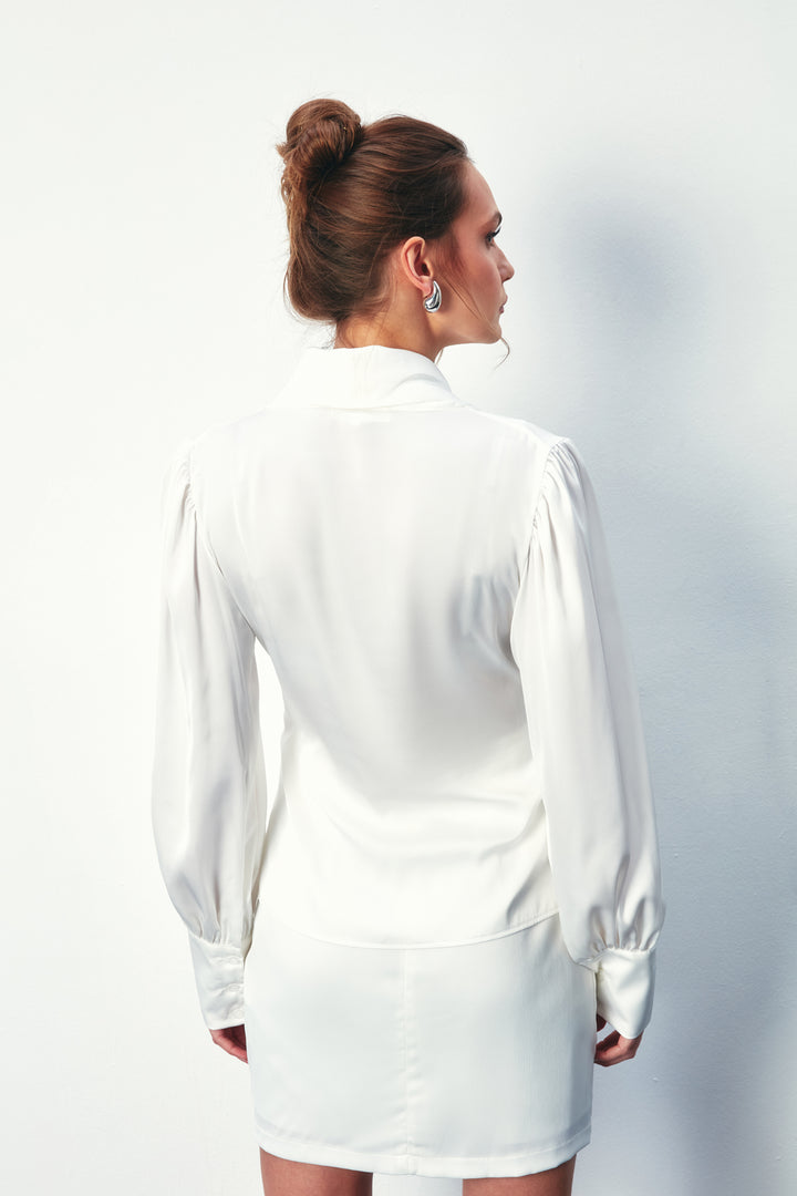 Sateen Blouse Croisée avec Broche - Écru