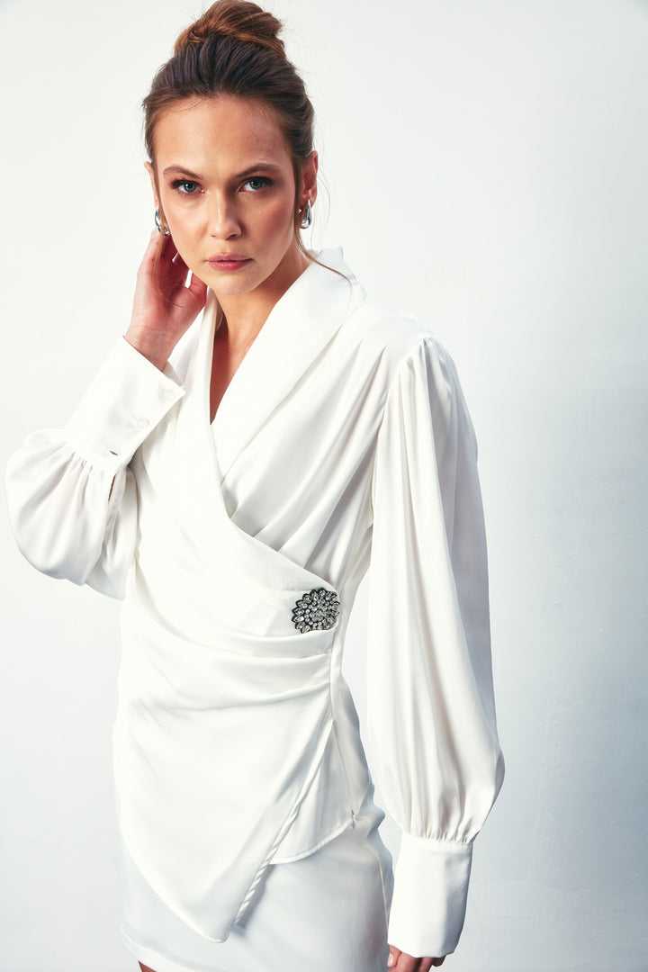Sateen Blouse Croisée avec Broche - Écru