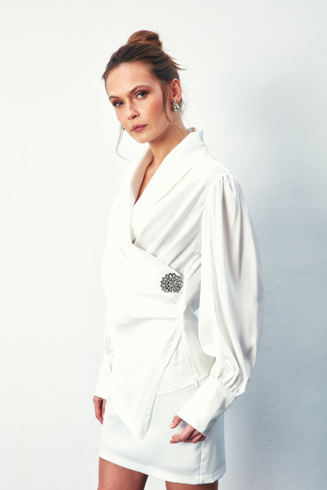 Sateen Blouse Croisée avec Broche - Écru