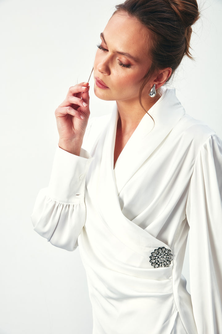 Sateen Blouse Croisée avec Broche - Écru