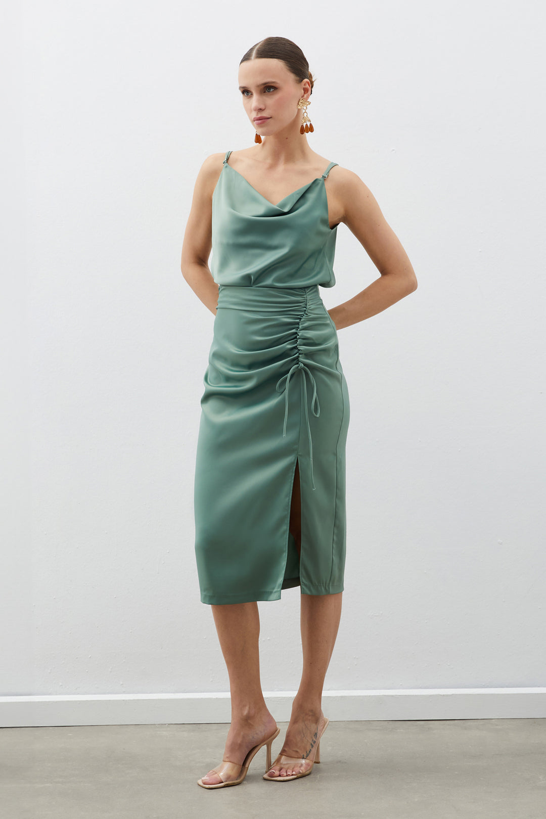 Sateen Jupe en satin avec détails froncés - Kaki