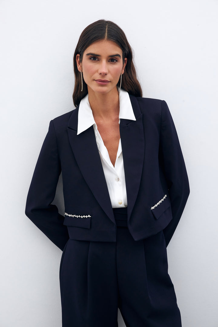 Sateen Veste courte avec détails en pierre - Bleu marine