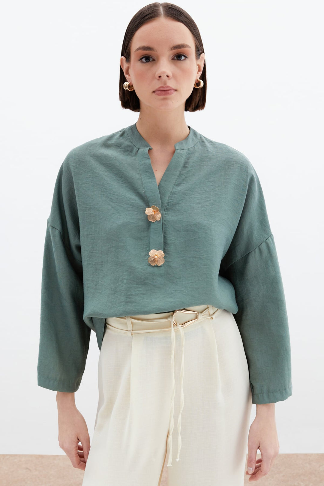 Sateen Blouse en Lin avec Accessoire de Fleurs - Vert amande Vert