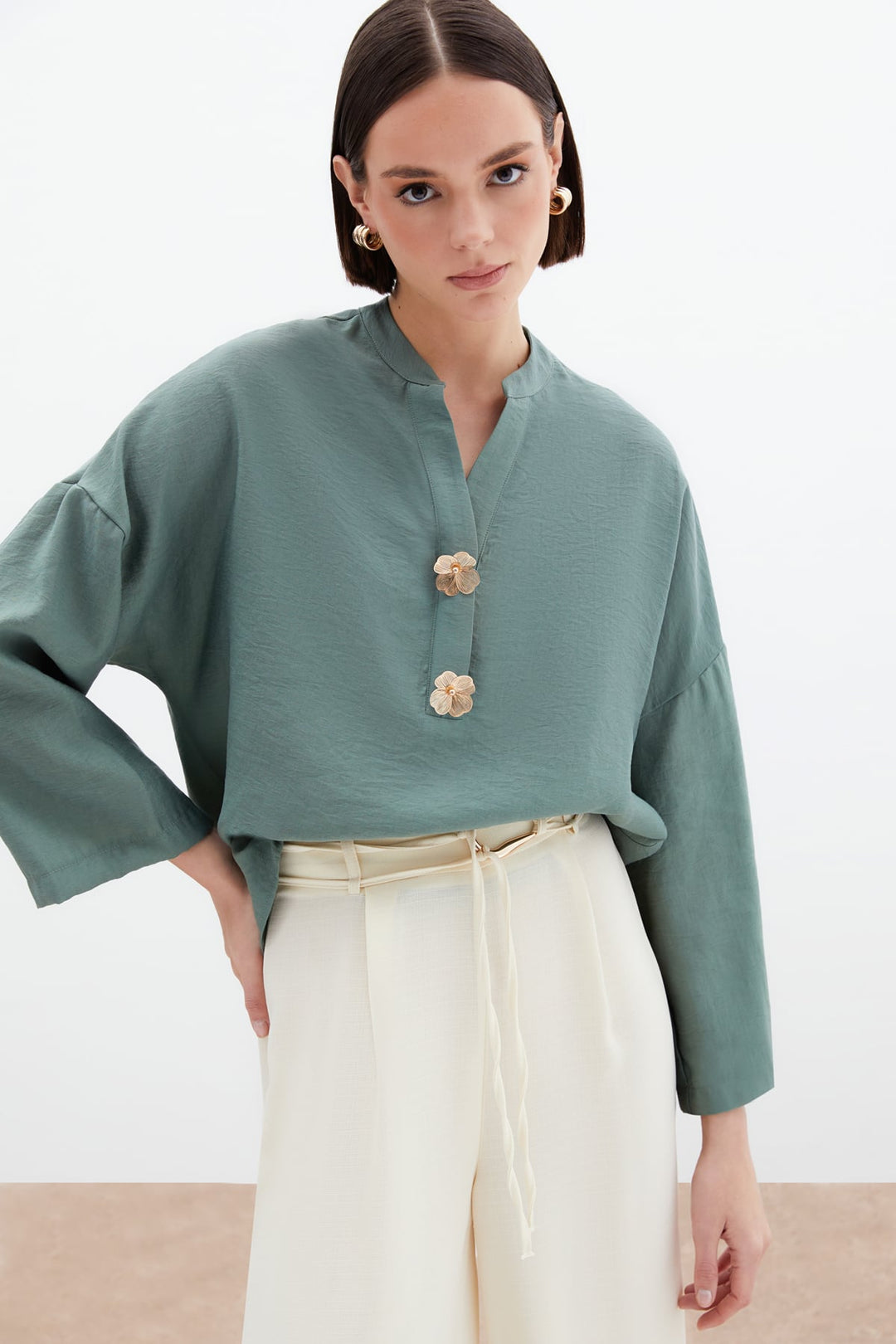 Sateen Blouse en Lin avec Accessoire de Fleurs - Vert amande Vert