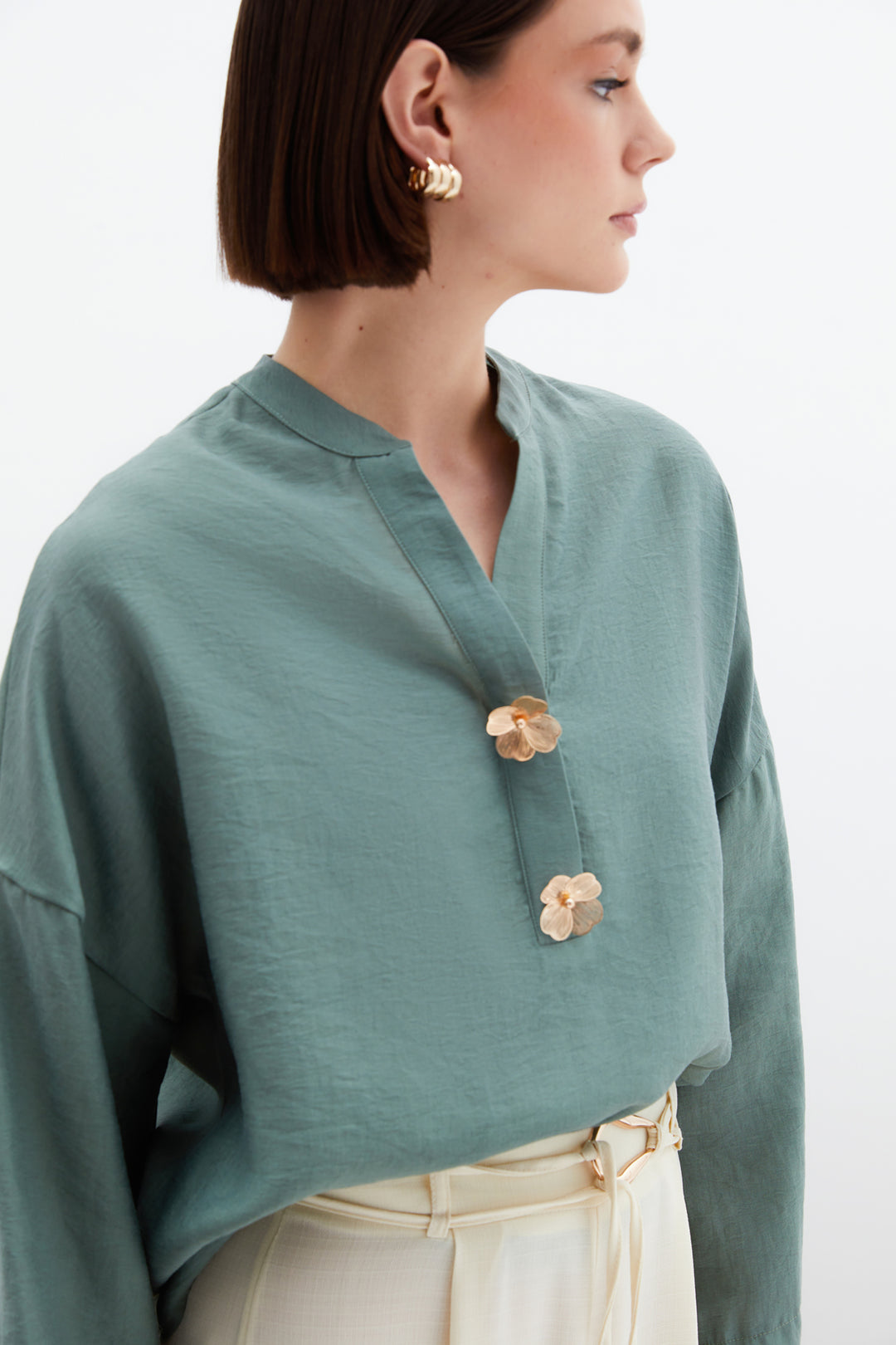 Sateen Blouse en Lin avec Accessoire de Fleurs - Vert amande Vert