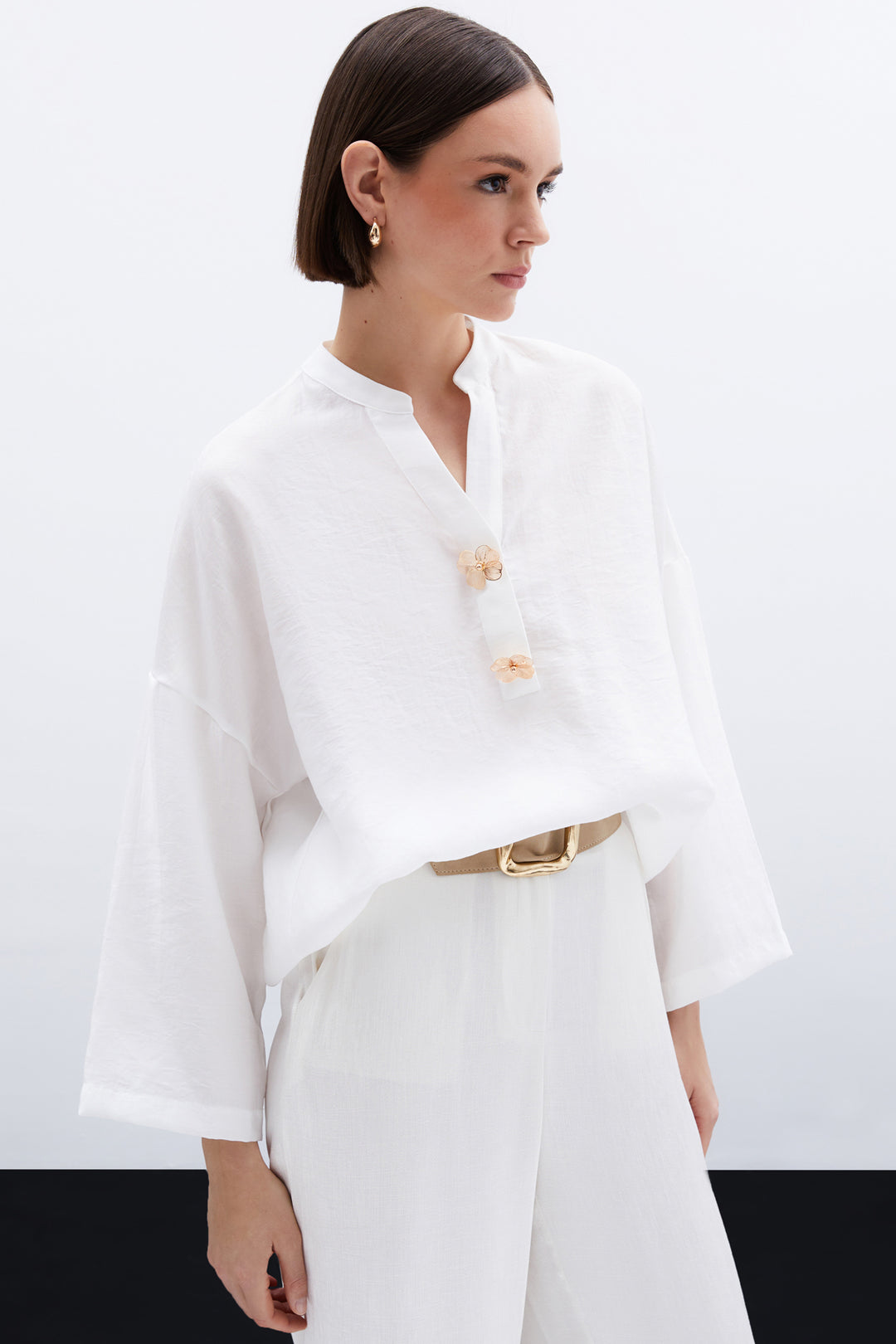 Sateen Blouse en Lin avec Accessoire de Fleurs - Écru