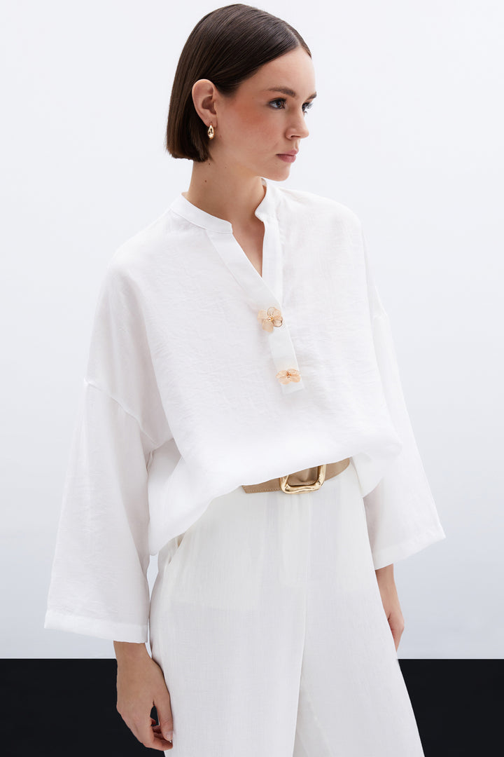 Sateen Blouse en Lin avec Accessoire de Fleurs - Écru