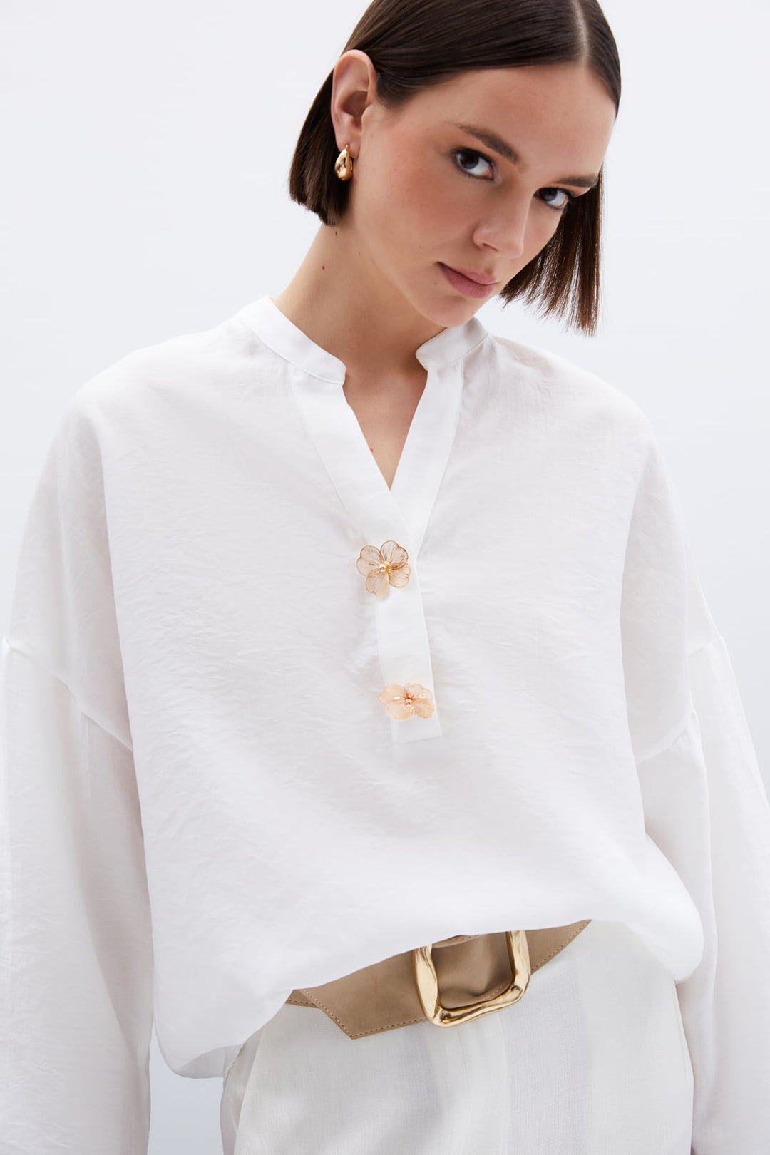 Sateen Blouse en Lin avec Accessoire de Fleurs - Écru