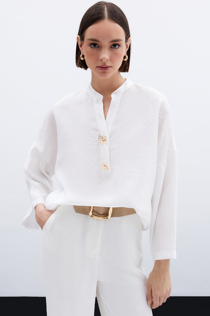 Sateen Blouse en Lin avec Accessoire de Fleurs - Écru