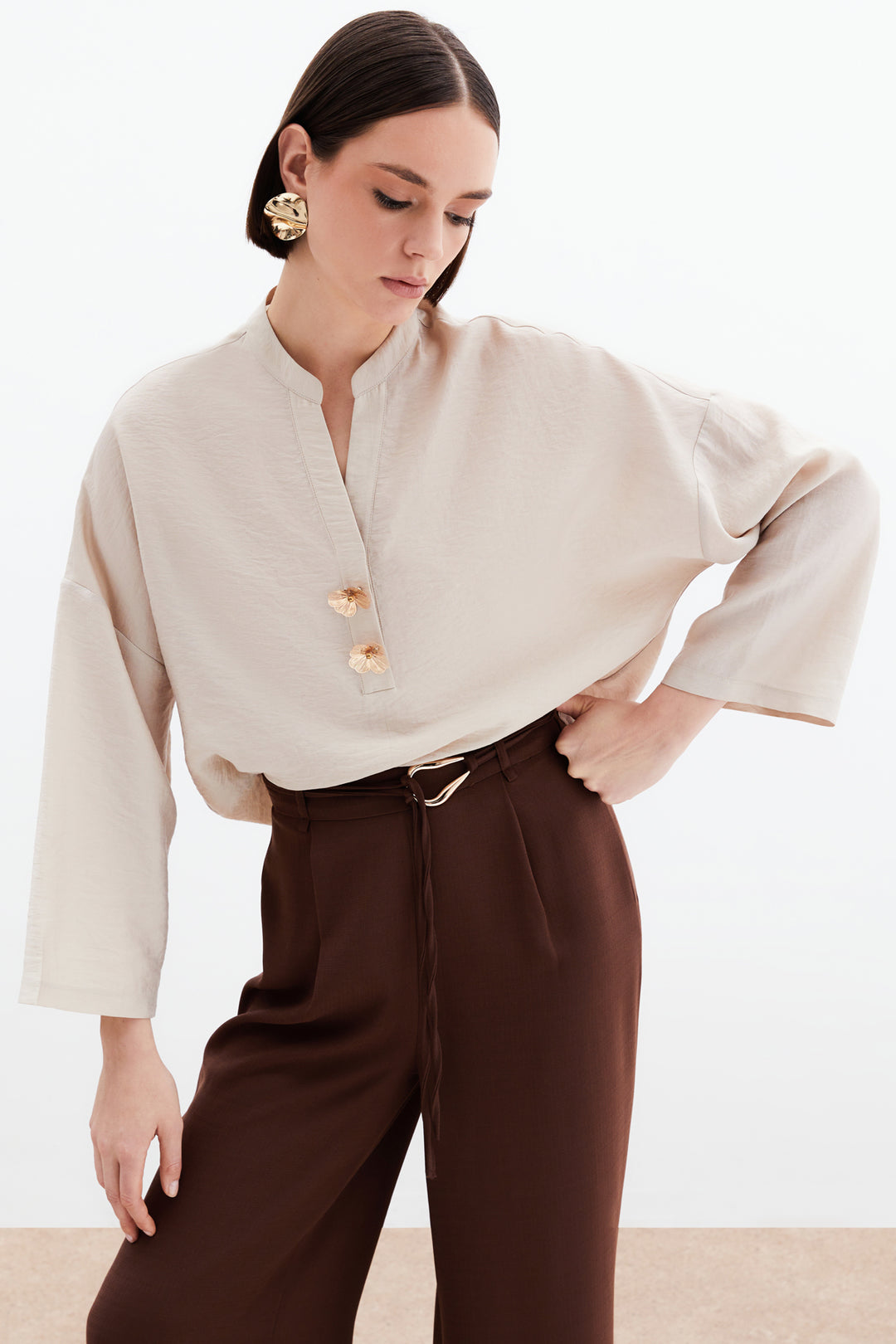 Sateen Blouse en Lin avec Accessoire de Fleurs - Pierre
