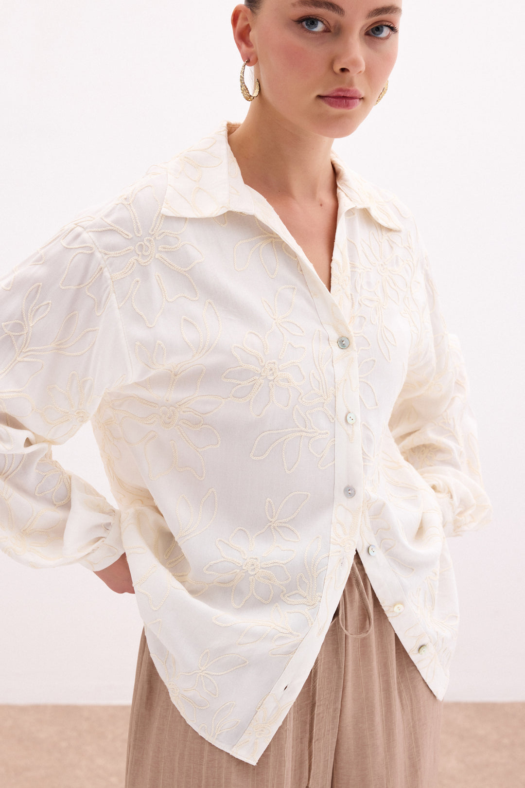 Sateen Chemise en viscose avec broderies florales - Crème