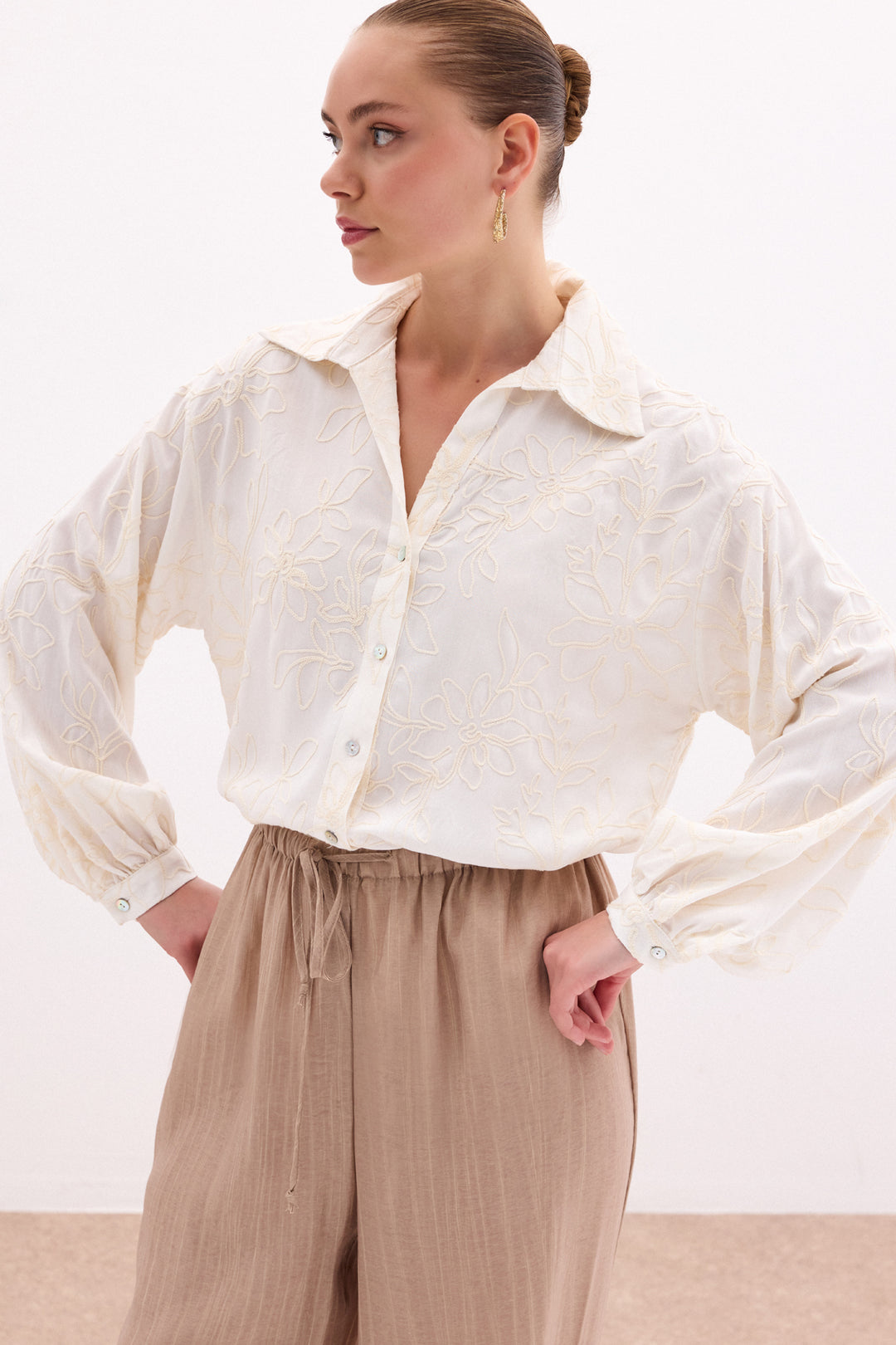 Sateen Chemise en viscose avec broderies florales - Crème