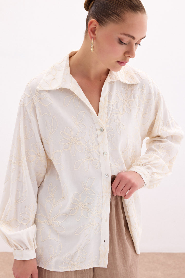 Sateen Chemise en viscose avec broderies florales - Crème