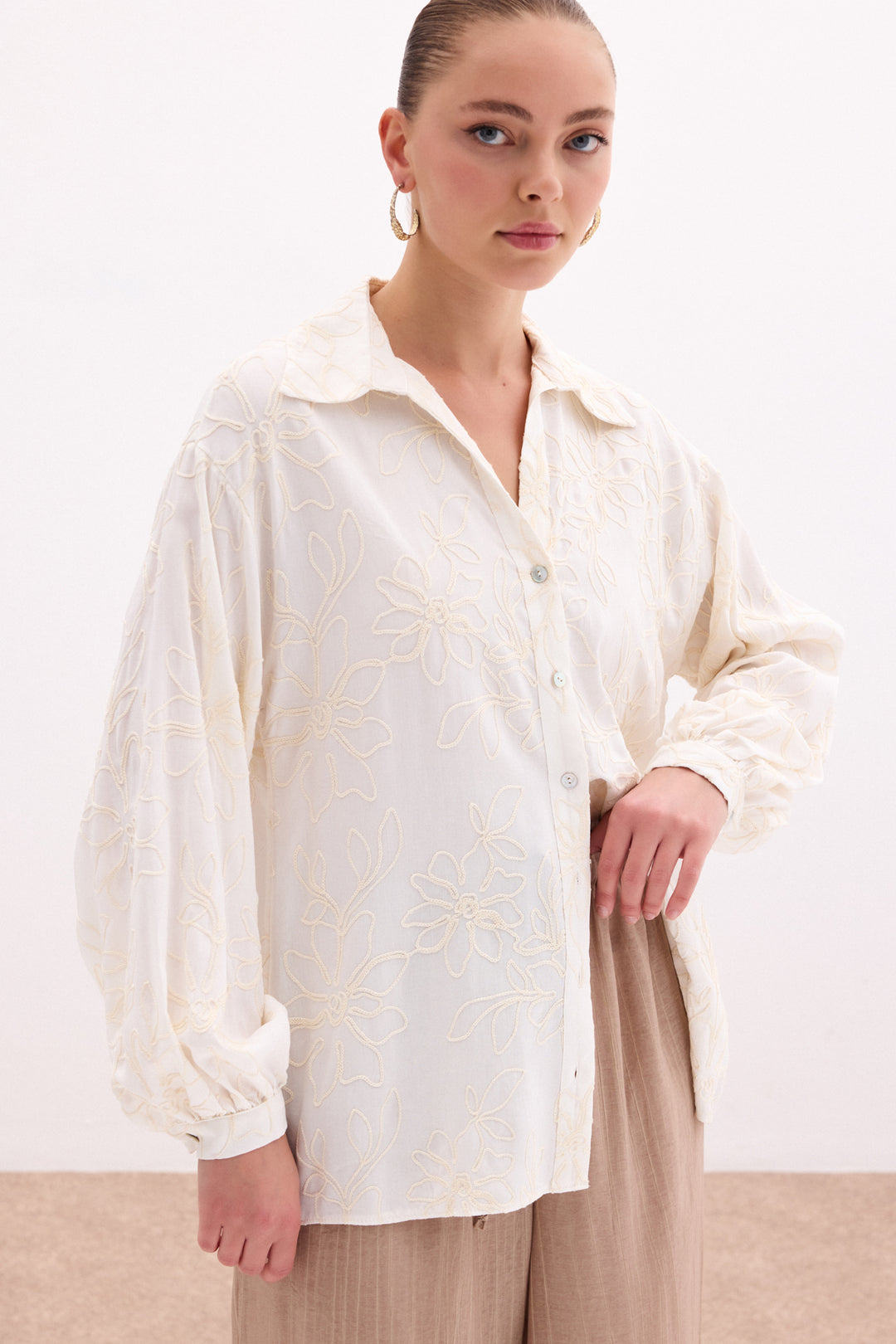 Sateen Chemise en viscose avec broderies florales - Crème