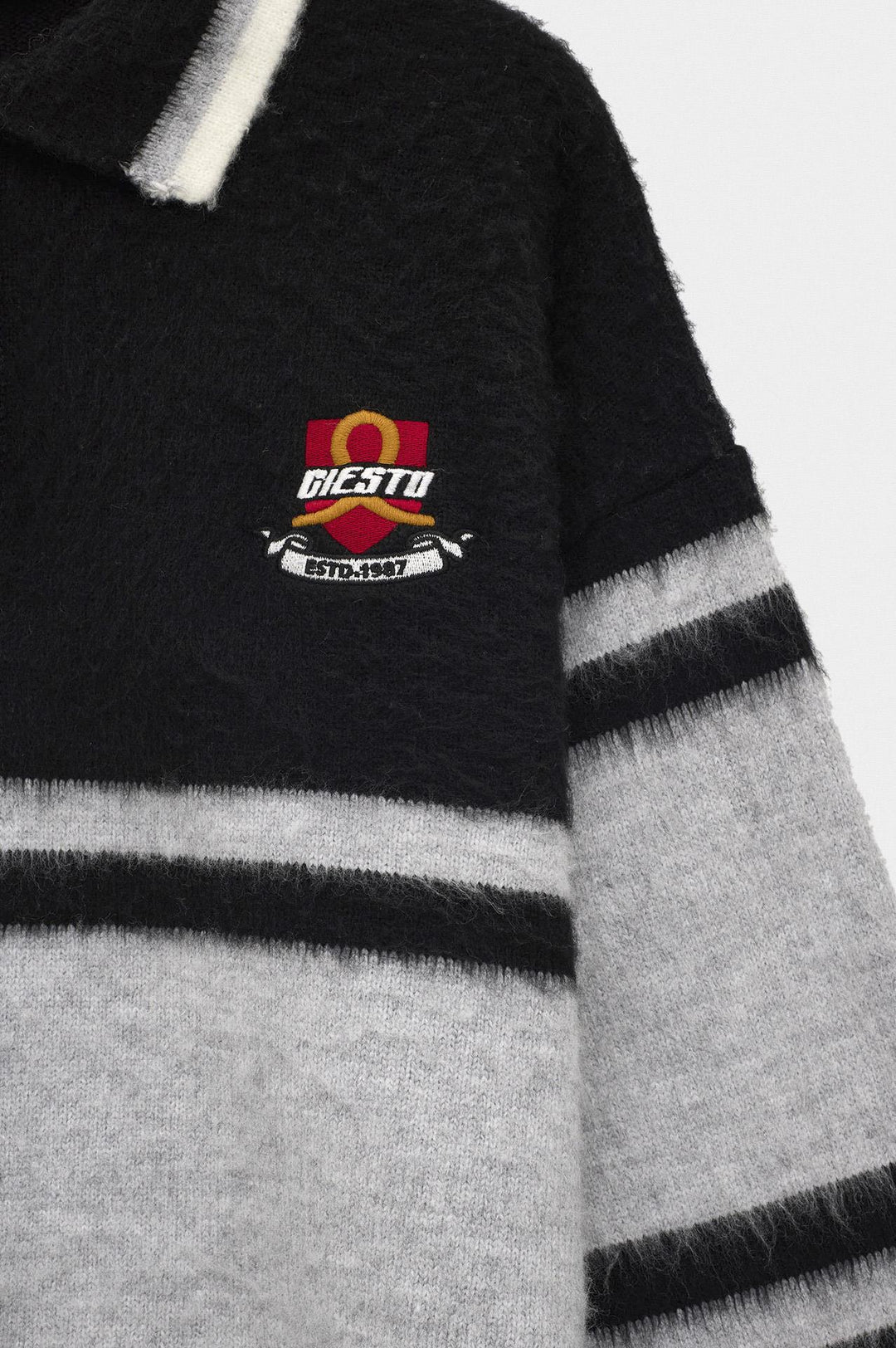 Giesto Pull à col polo en tricot gris avec broderie bicolore - Gris