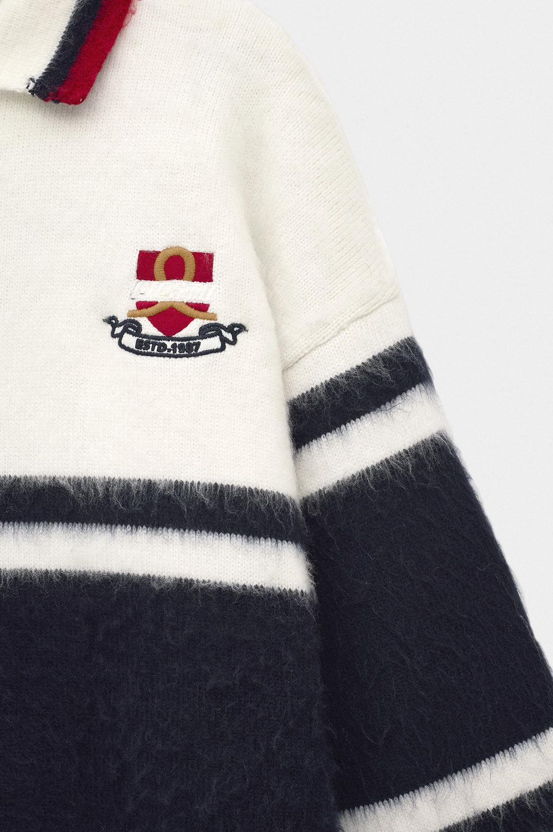 Giesto Pull à col polo en tricot bleu marine avec broderie bicolore - Bleu marine