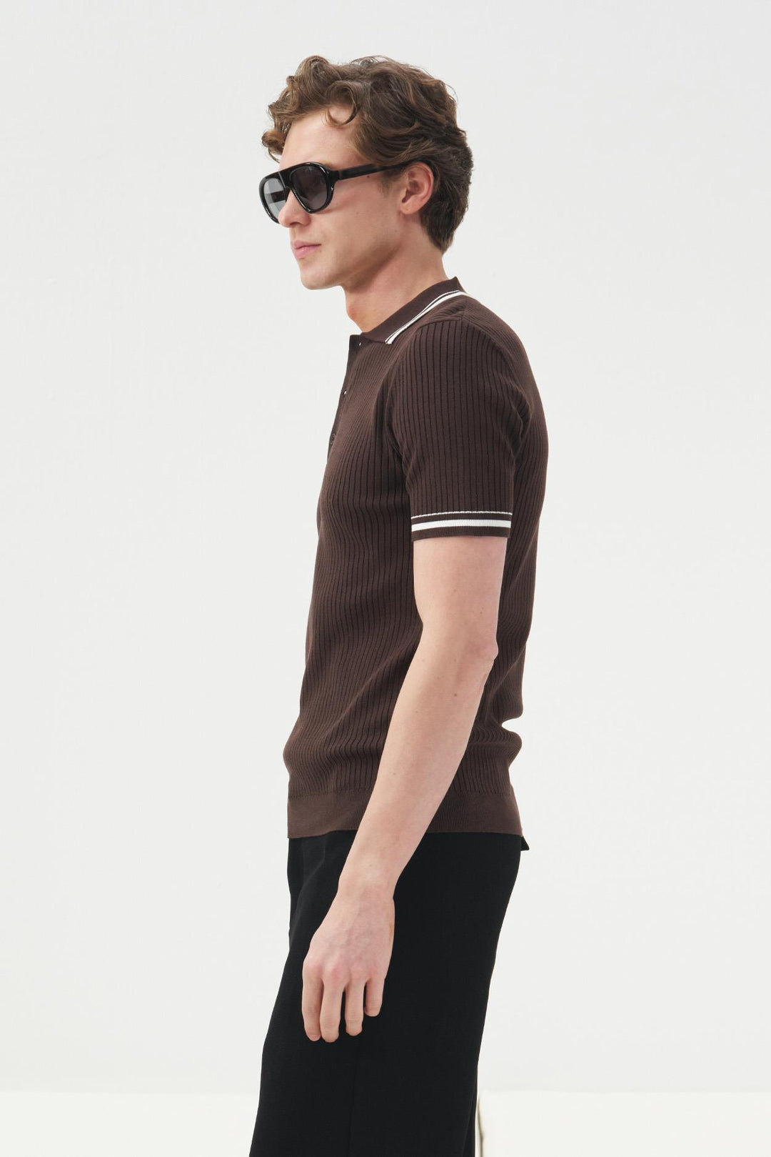 Giesto T-shirt en tricot marron à col polo avec des détails rayés - Marron