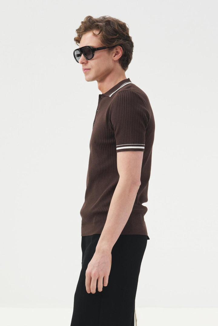 Giesto T-shirt en tricot marron à col polo avec des détails rayés - Marron