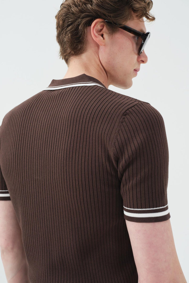 Giesto T-shirt en tricot marron à col polo avec des détails rayés - Marron