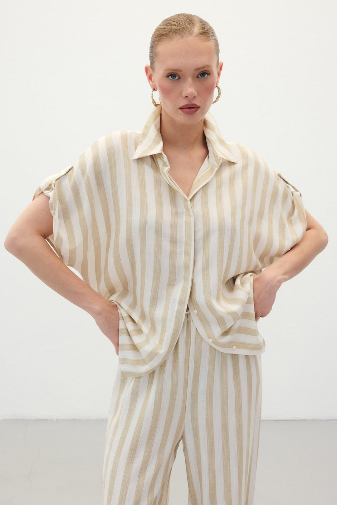 Sateen Chemise à Manches Courtes Rayée - Beige