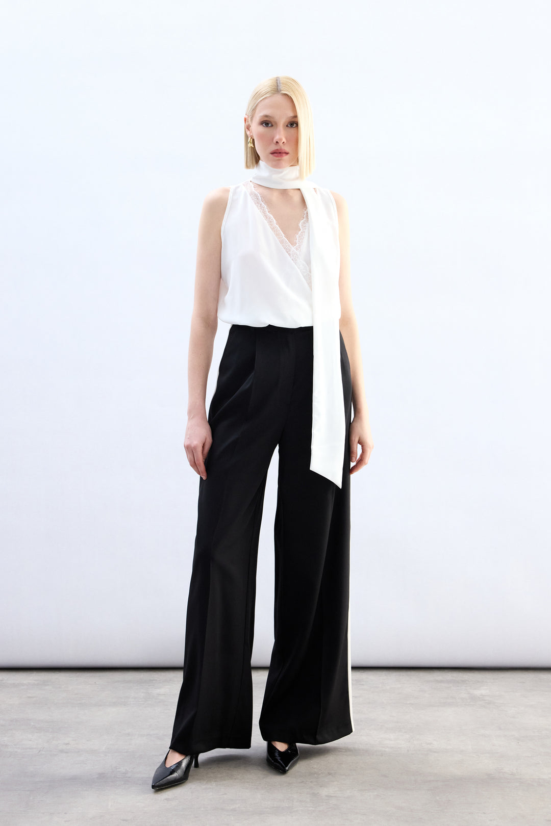Sateen Blouse Bodysuit avec Détails en Dentelle - Écru