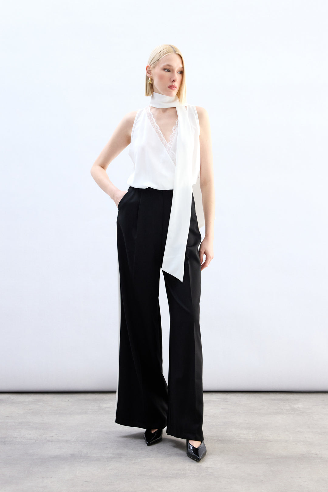 Sateen Blouse Bodysuit avec Détails en Dentelle - Écru
