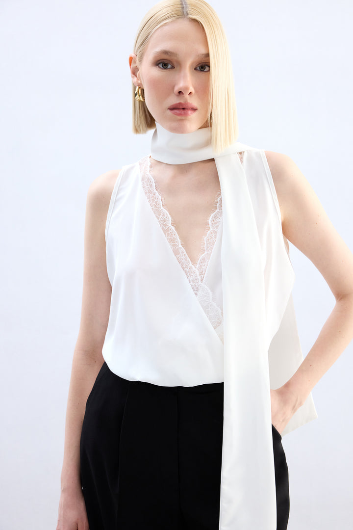 Sateen Blouse Bodysuit avec Détails en Dentelle - Écru
