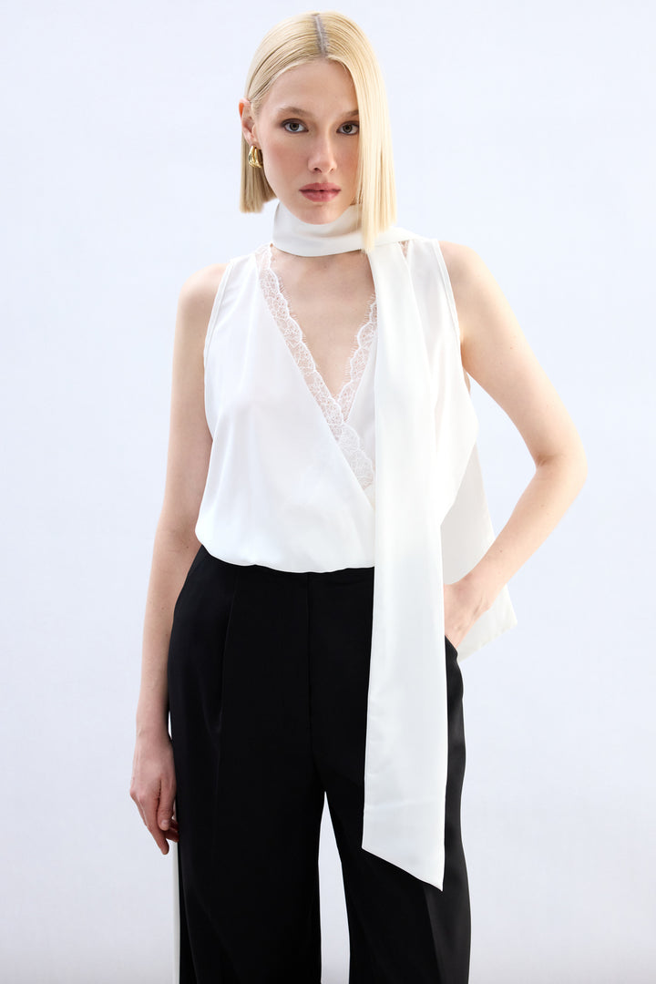 Sateen Blouse Bodysuit avec Détails en Dentelle - Écru