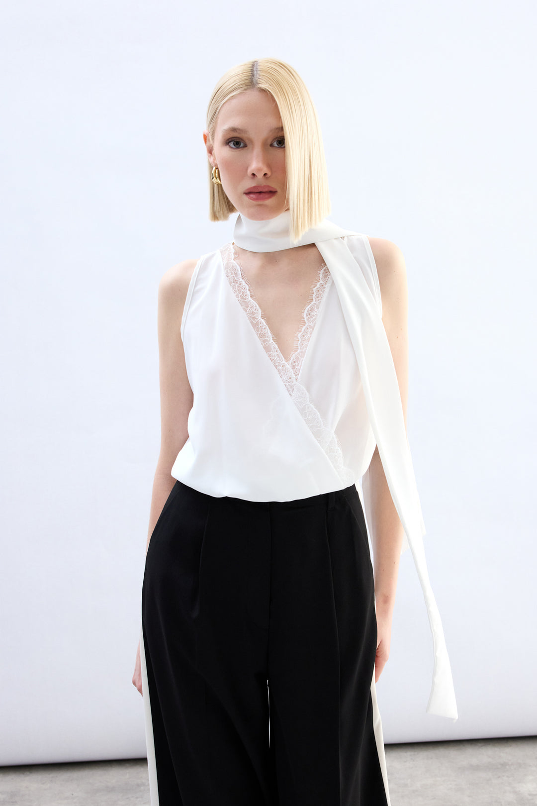 Sateen Blouse Bodysuit avec Détails en Dentelle - Écru