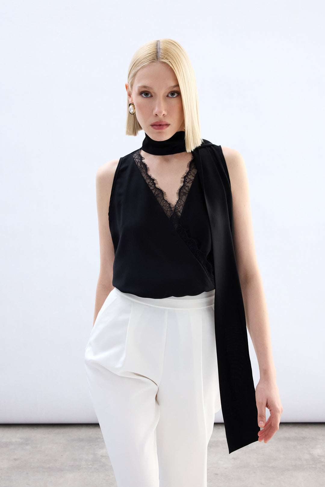 Sateen Blouse Bodysuit avec Détails en Dentelle - Noir