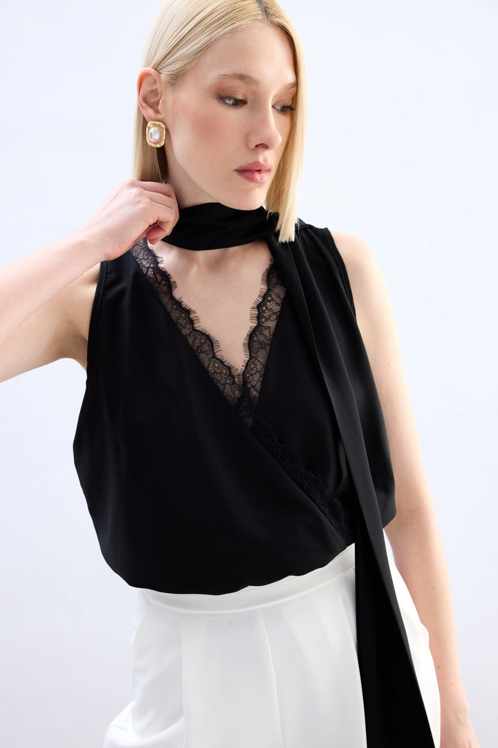 Sateen Blouse Bodysuit avec Détails en Dentelle - Noir