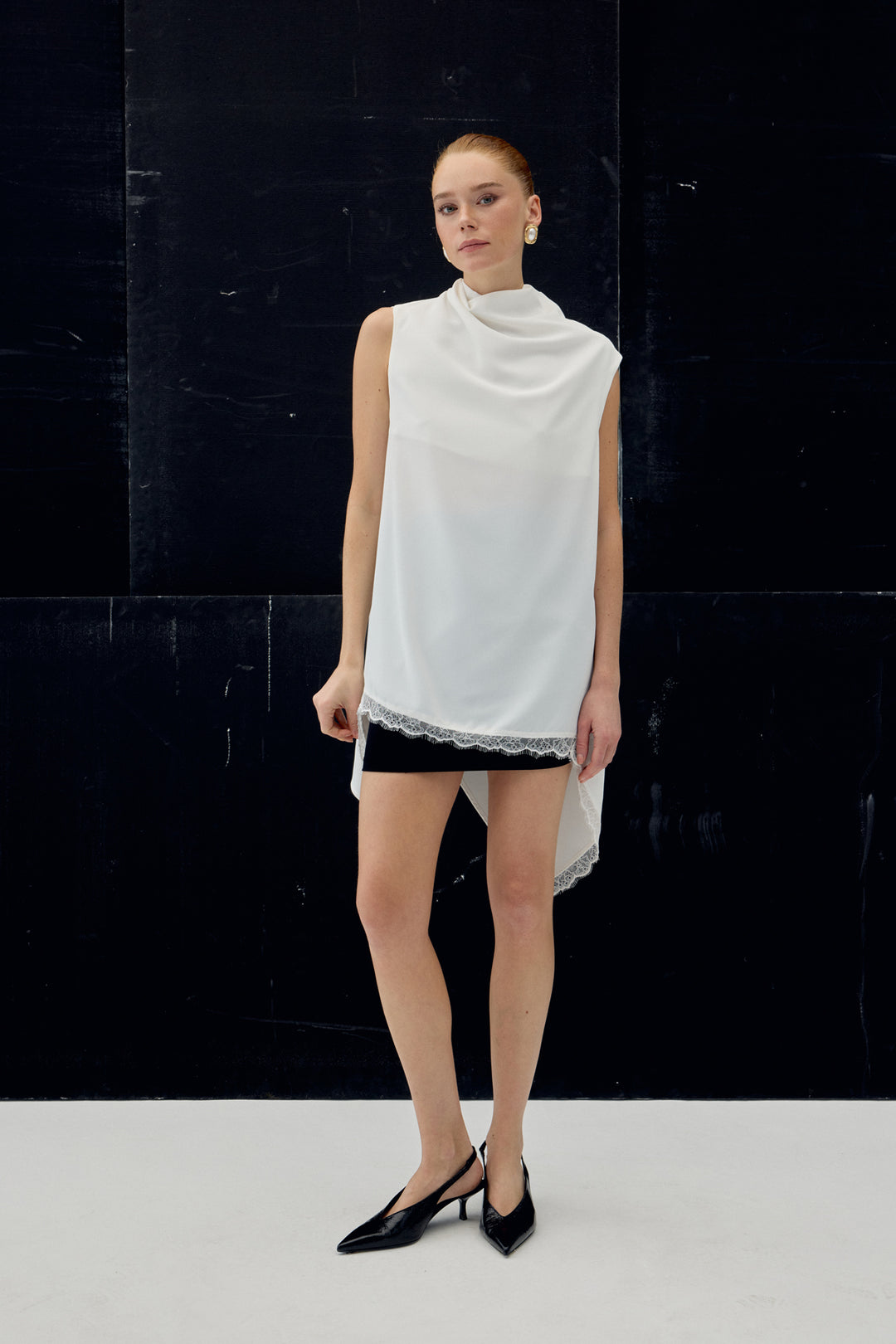Sateen Blouse à Col Dégagé avec Détails en Dentelle - Écru